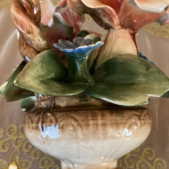 Vintage Capodimonte Basket with 2 Roses and 4 small flowers Hand Made in Italy - Picture 8 of 9